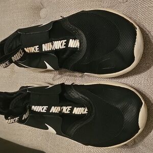 Boys NIKE Flex Runner Size 4